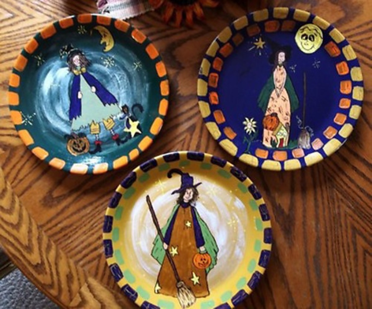 These decorative Halloween plates would be great to serve candies to trick-or-treaters or guests at your holiday party!