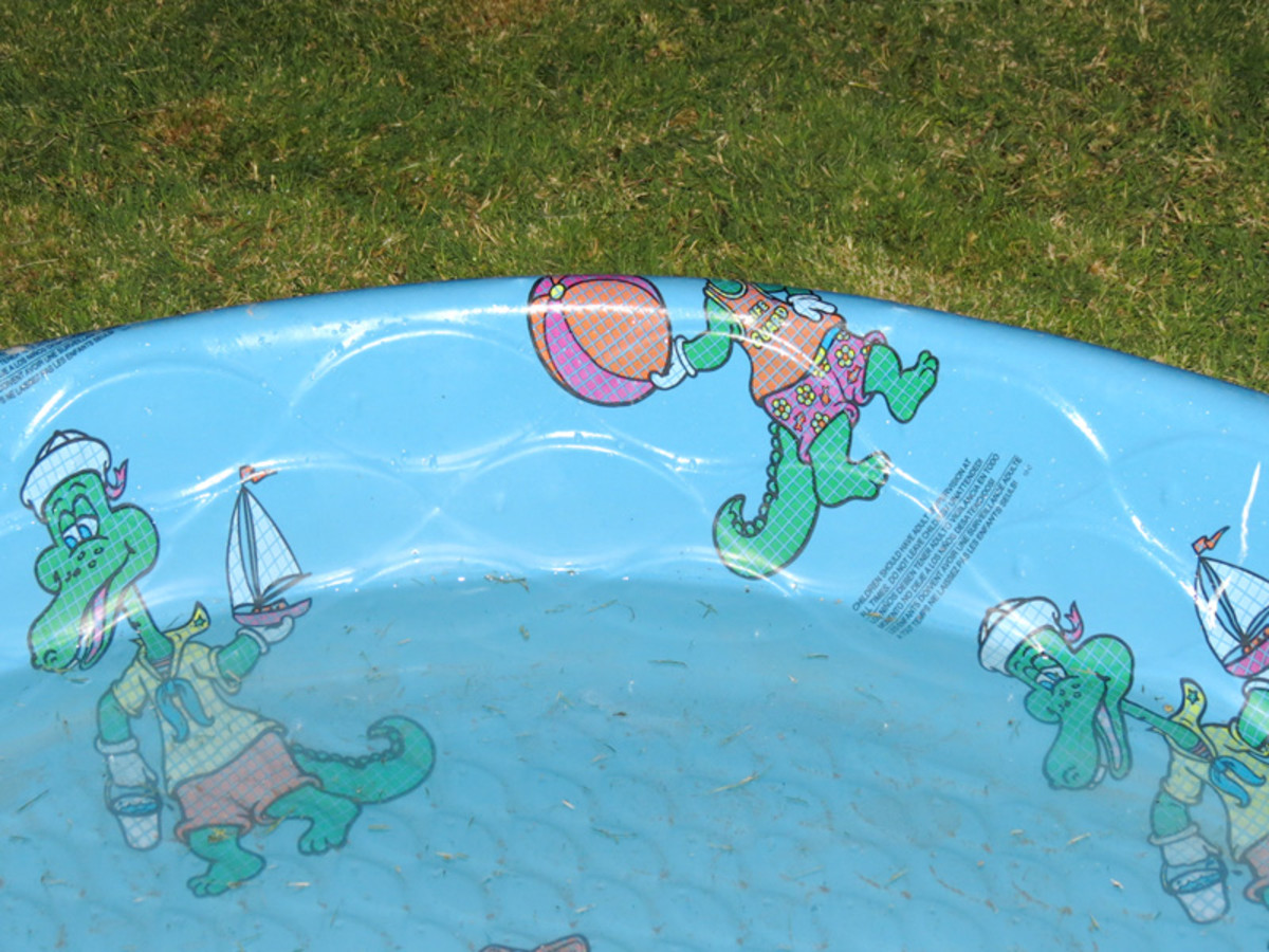 My son's wading pool lost 1.4 inches (about 44 gallons) of water in a week.