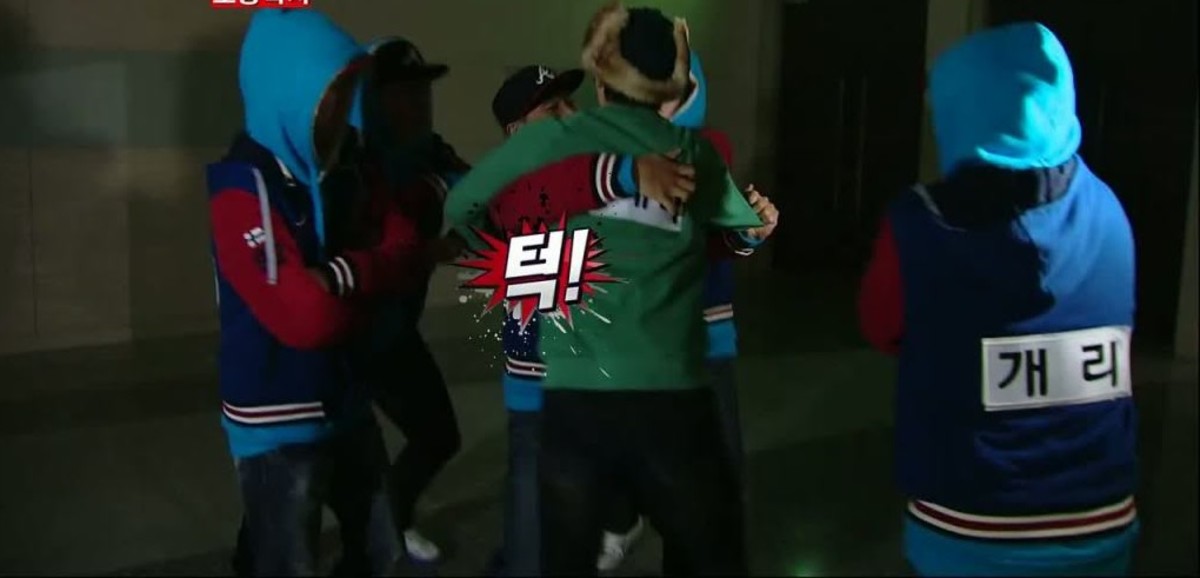 A one-on-one nametag tearing battle between Yoo Jae Suk and Kang Gary during the 2nd Best of the Best series.