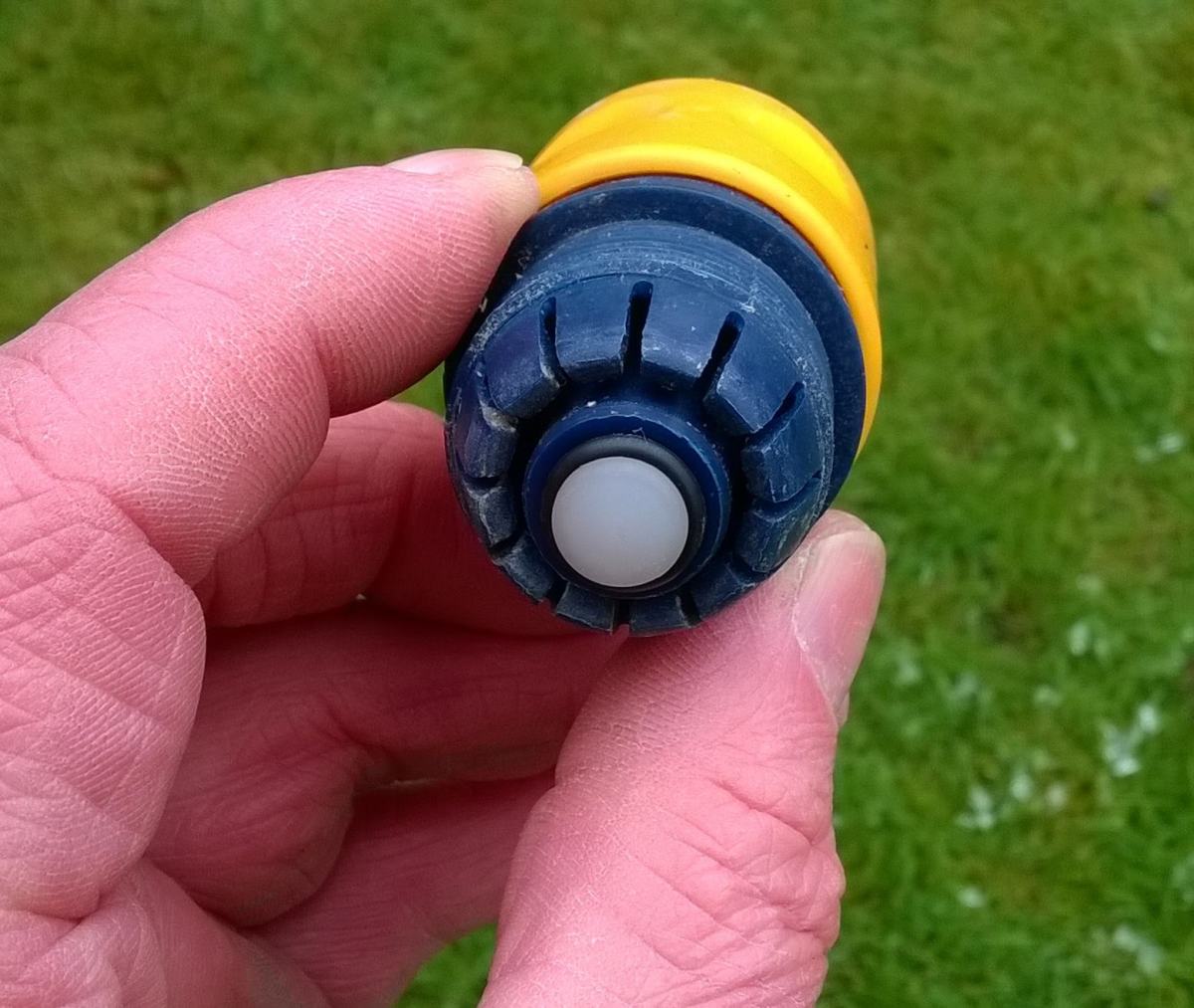 A valve in the connector stops water flow when the spray or other accessory is disconnected from the hose