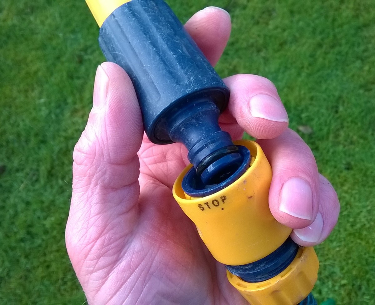 The spray gun just push-fits into the connector on the end of the hose.