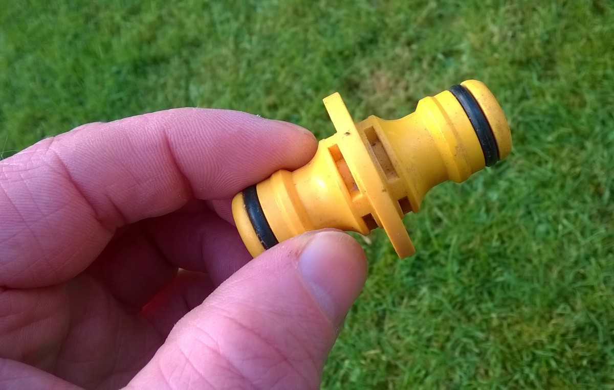 Double male connector for garden hose