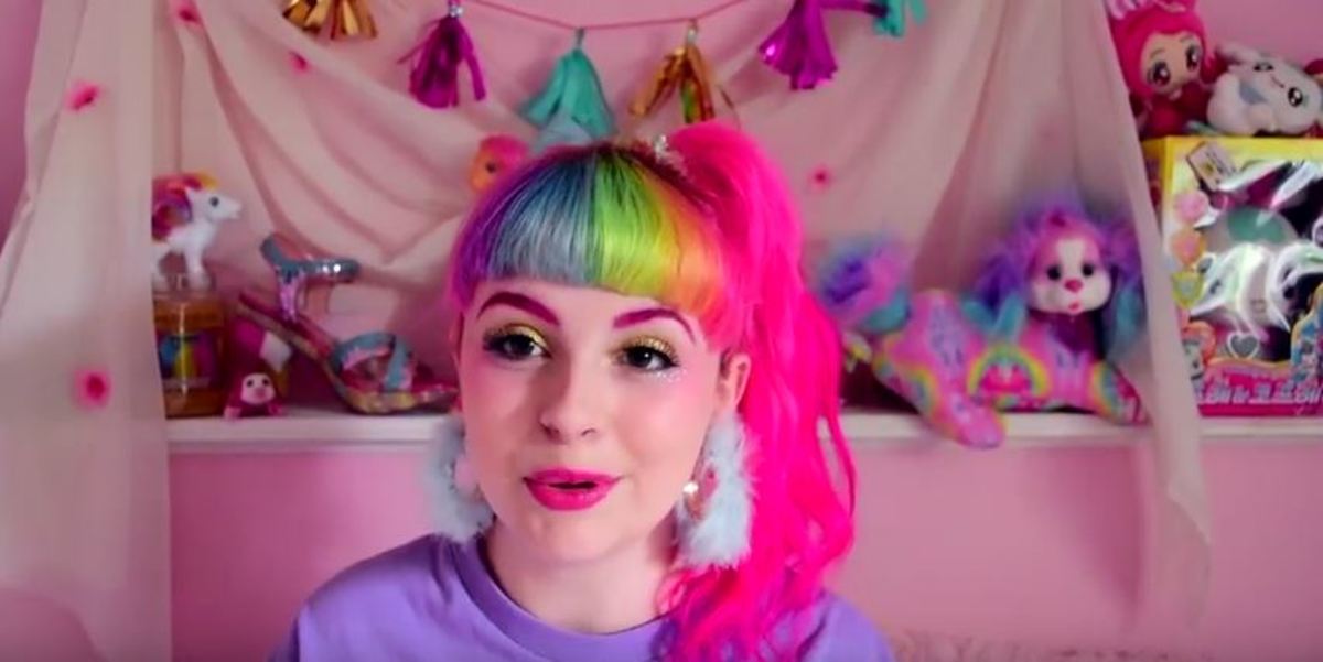 This is Pixielocks. I like her videos and her look. BUT she didn't make the list because I chose to focus on anime reviewers. 