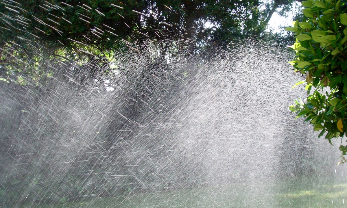 This spray comes from a mixture of regular spray nozzles and precision nozzles. Note how some of the spray is light and air bound, whereas other spray is heavier, sinking right down to the ground.