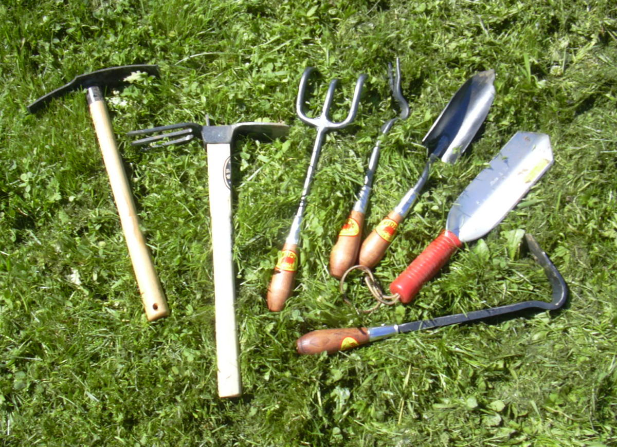 Garden hand tools I used, including Red Pig tools, a Japanese ika hoe (second to left), a mighty Wilcox All-Pro camping trowel (upper right), and a Hoedag (left)