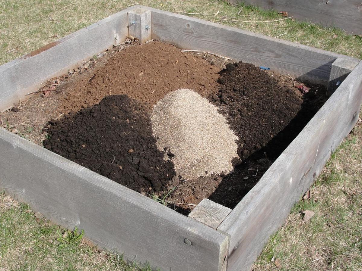 How to Organically Prepare Peat Moss for Container/ Raised Bed Gardens -  The Rusted Garden 2013 