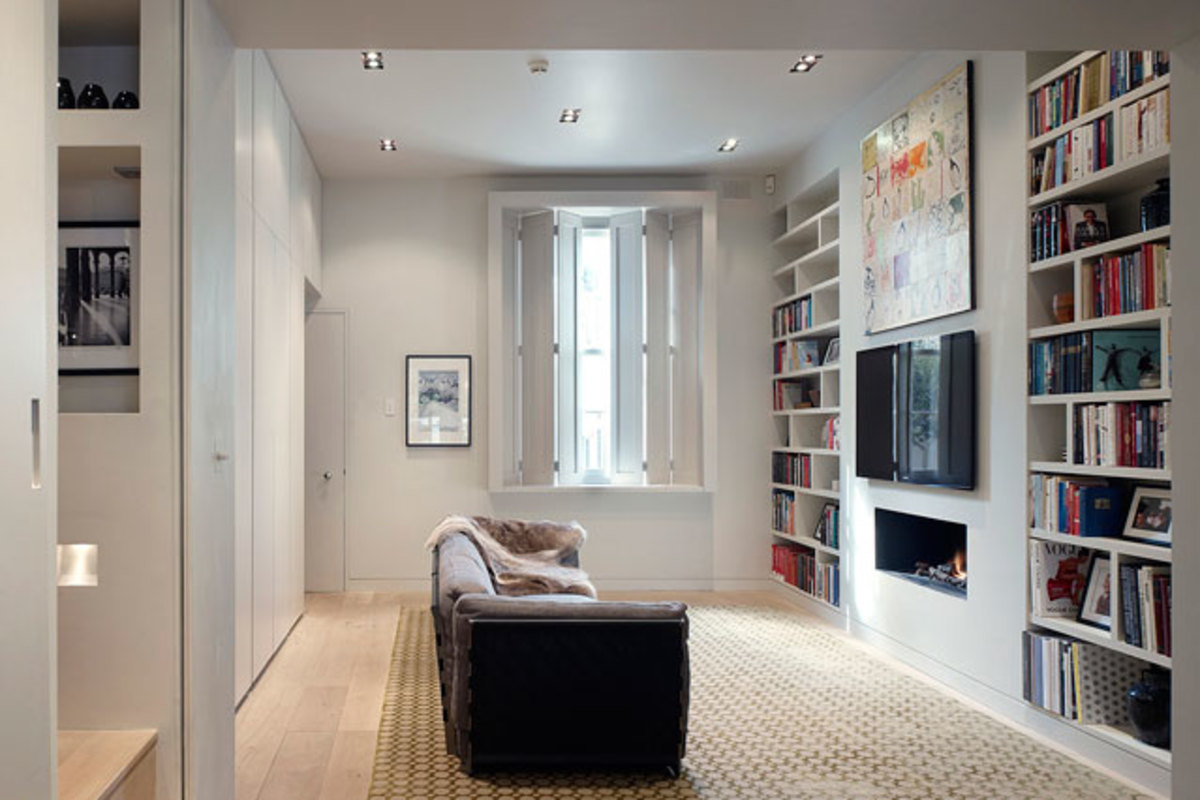 The wall length built-in keeps this narrow living room streamlined and clutter free.