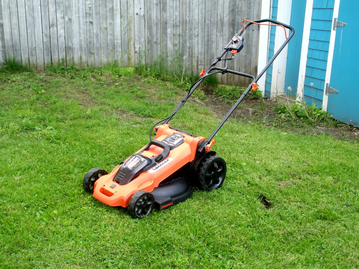https://images.saymedia-content.com/.image/t_share/MTc0MzU1MDY0Njk2MjE4OTg0/review-of-the-black-decker-cm2043c-cordless-lawn-mower.jpg