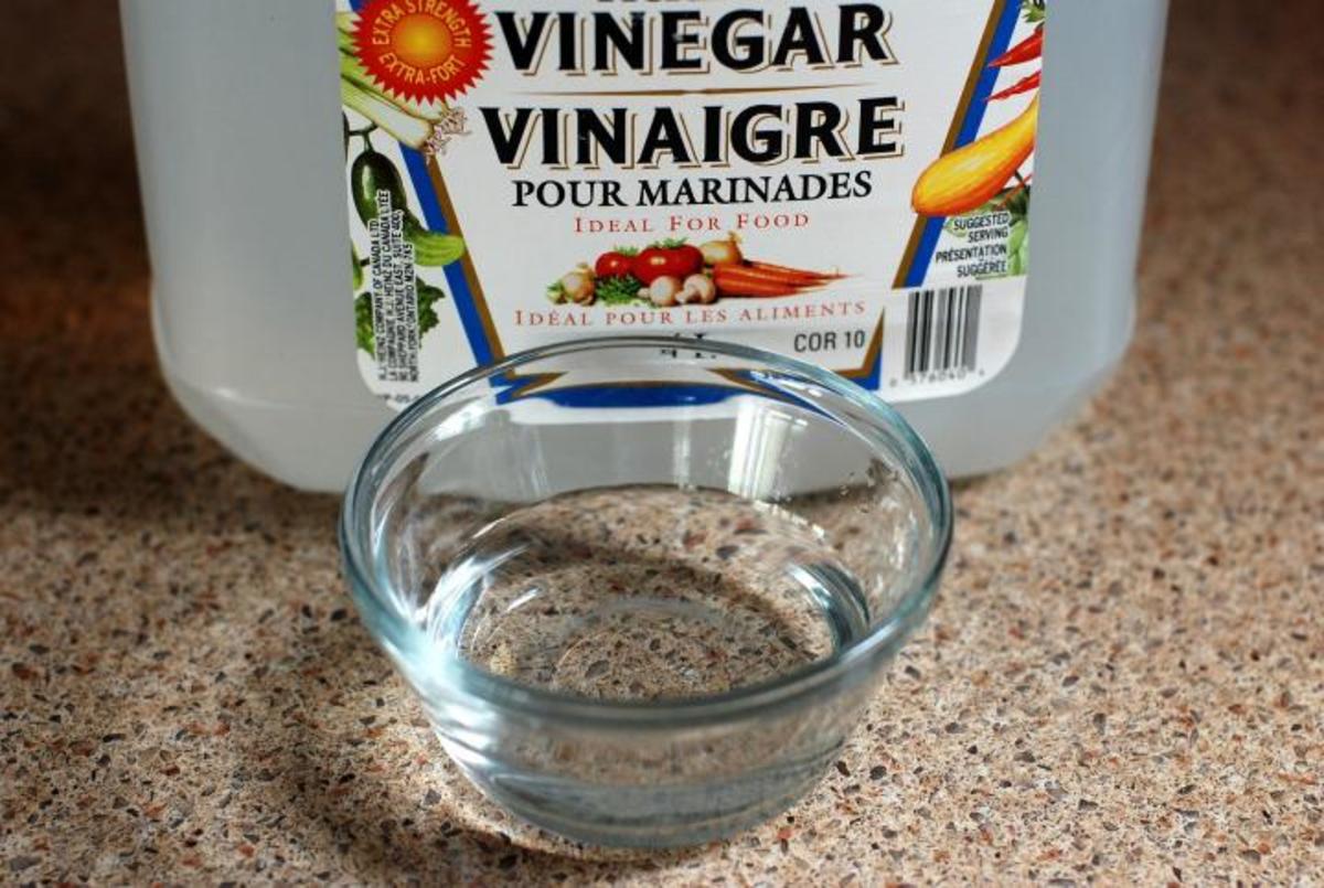 Vinegar is a universal natural cleaner that helps keep the house clean and fresh.