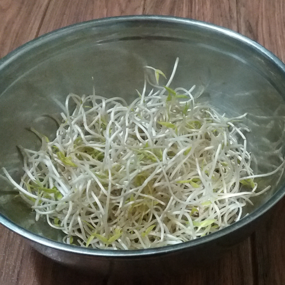 How to eat mung bean sprouts.