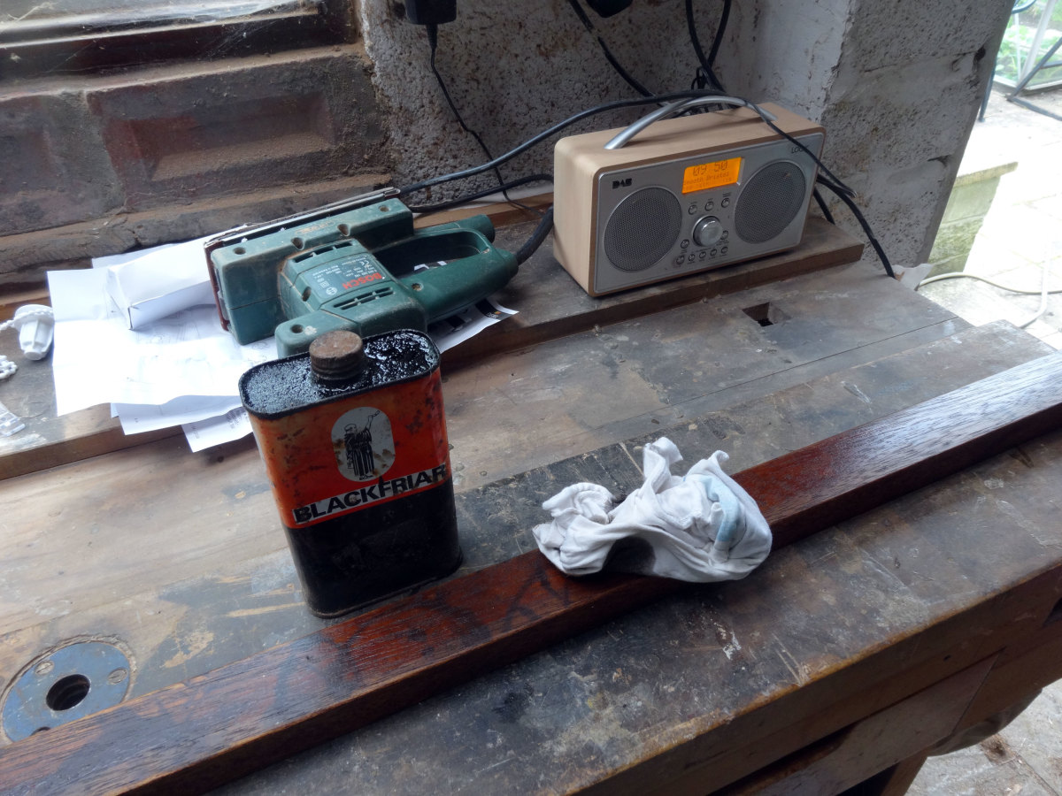 Quickly applying one coat of wood dye to the teak wood with a soft cloth.