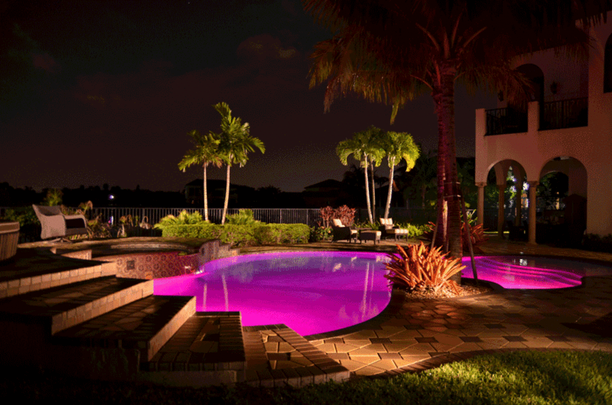 LED mood or chromatherapy lighting gives your pool a romantic illumination.