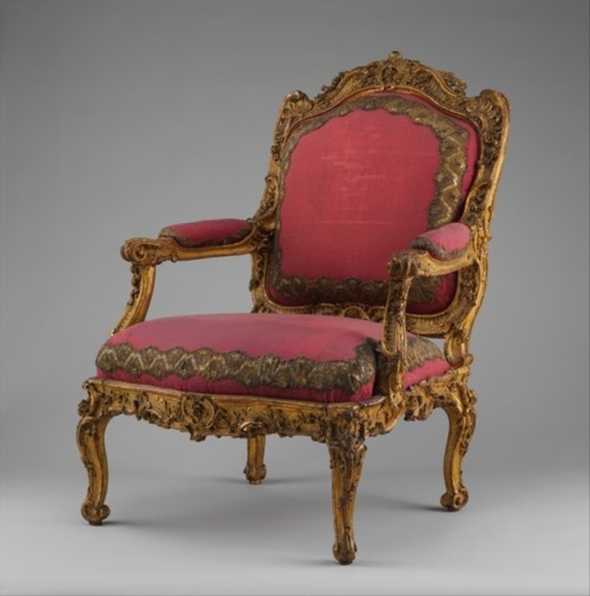 This Louis XV "fauteuil" armchair can be dated back to the 18th century.