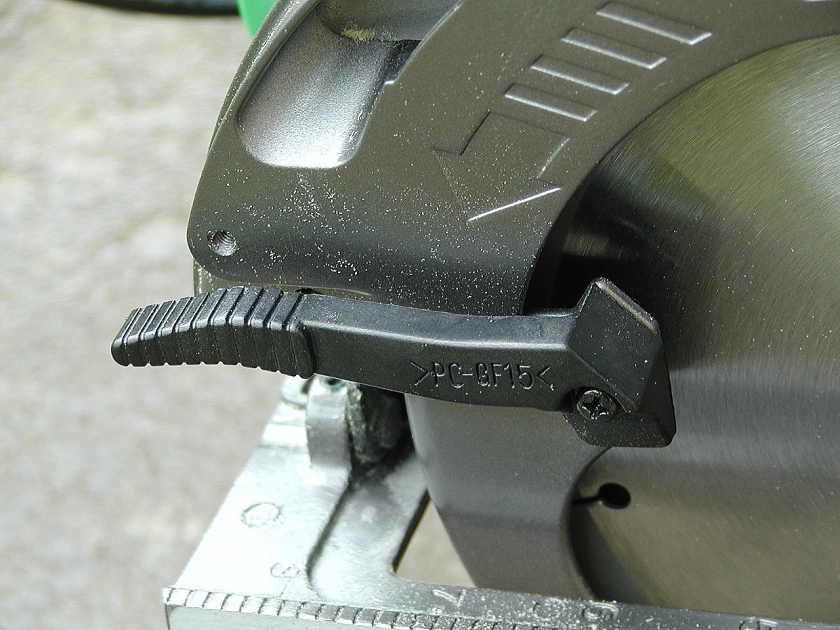 Retraction lever for blade guard