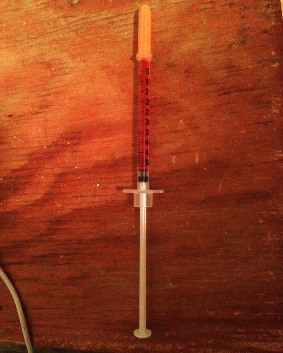Syringe filled with 0.5 ml of injectable vitamin B12.