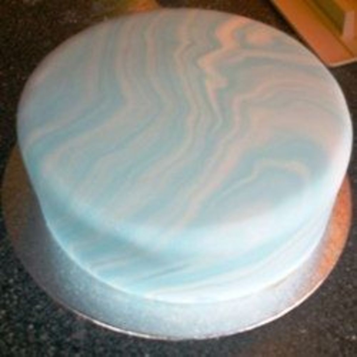 How to Make Marbled Fondant Icing for Cakes
