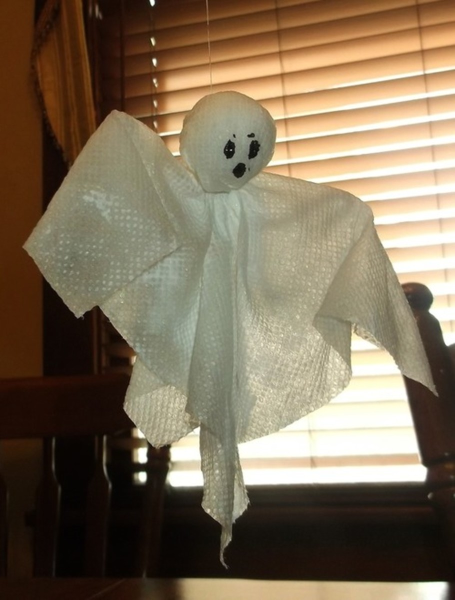 DIY Paper Towel Halloween Ghosts