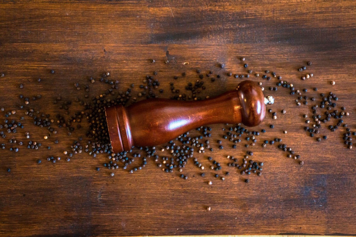 https://images.saymedia-content.com/.image/t_share/MTc0NDAxNzI5MjQ3MzIzNDk2/all-about-black-pepper-the-other-seasoning-we-cant-do-without.jpg