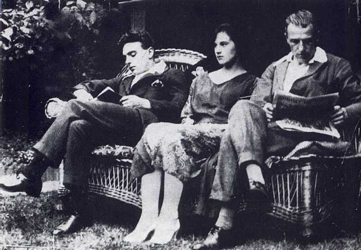 Edith seated between Frederick Bywaters (left) and Percy Thompson