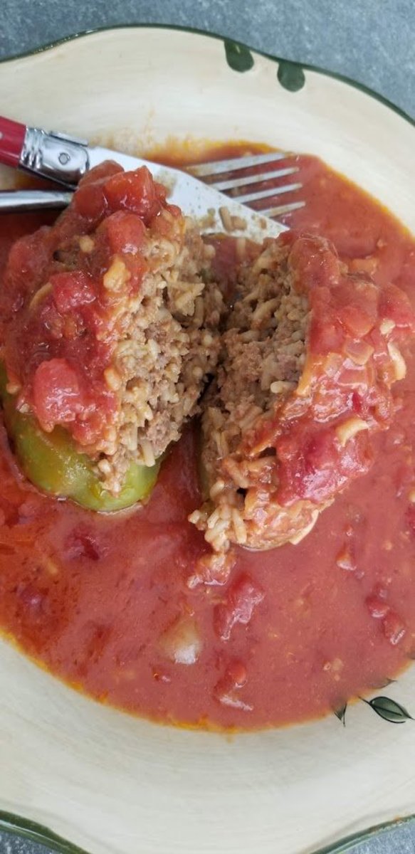Easy stuffed bell peppers with ground beef and rice