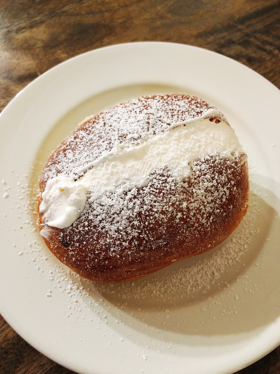 This cream-filled bun is perfect for an afternoon snack! 