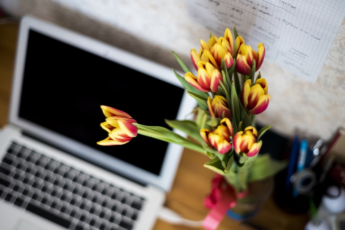 Add colorful flowers on your desk to brighten up the space. 
