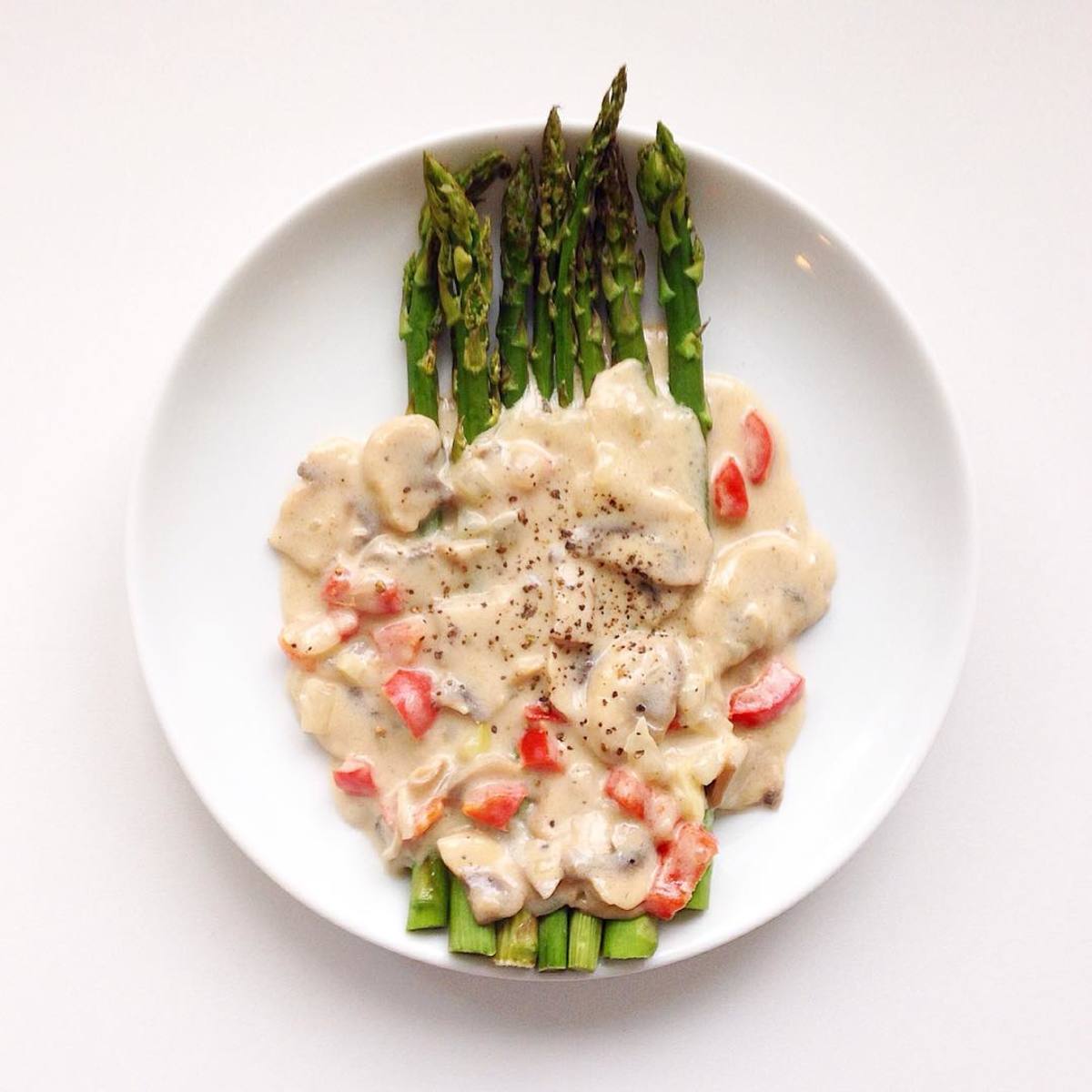 The completed dish: grilled asparagus with coconut mushroom sauce.