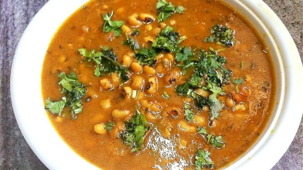 The completed rongi, a curry with black-eyed beans.