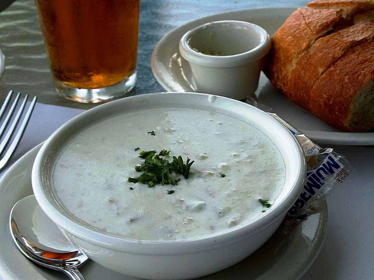 https://images.saymedia-content.com/.image/t_share/MTc0NDI4NTcxNDUwODc3NTc0/perfect-clam-chowder-how-to-create-the-best.jpg