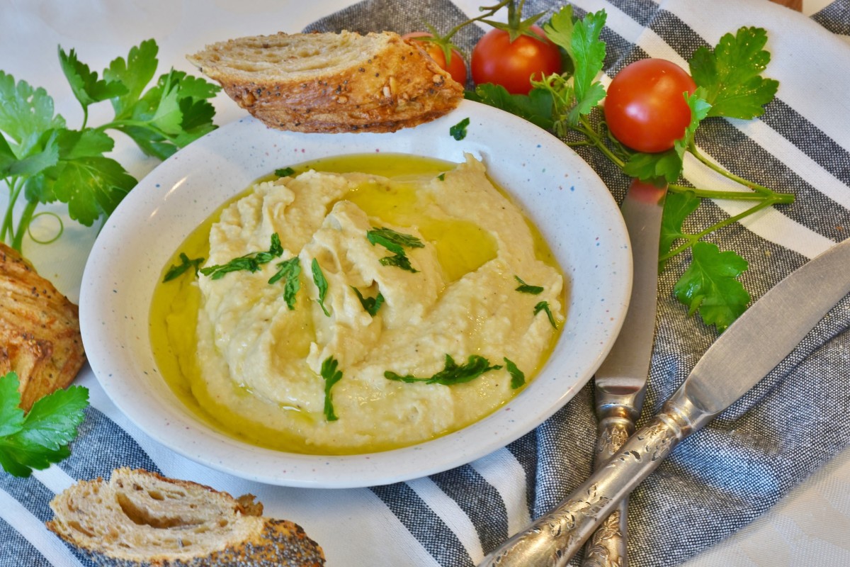 How to make delicious homemade hummus.