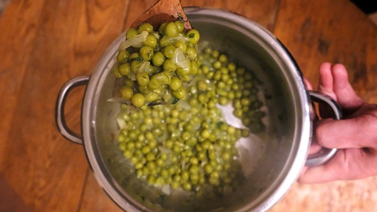Braised canned peas with 'odds and ends'
