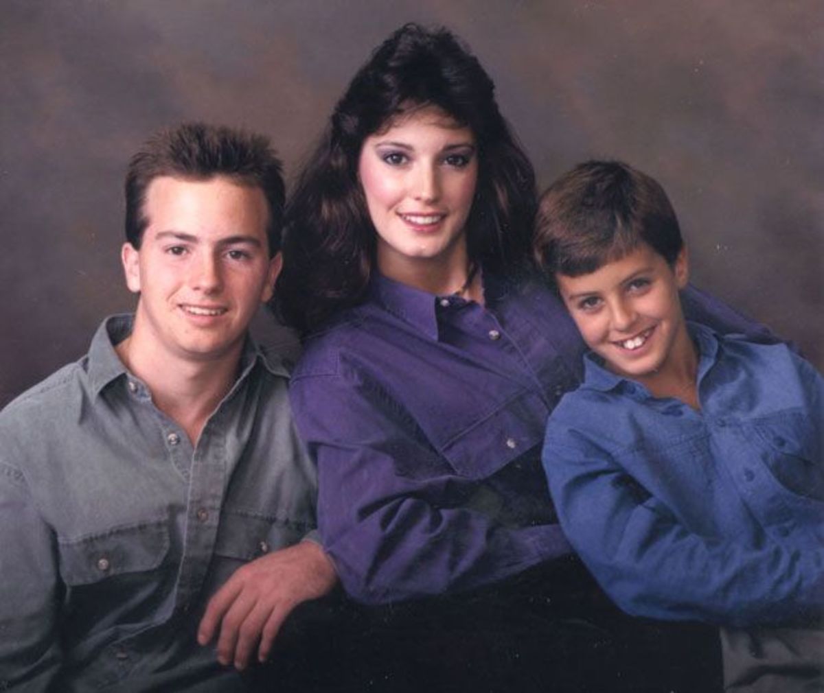 Luke Bryan (right) with siblings, Chris and Kelly