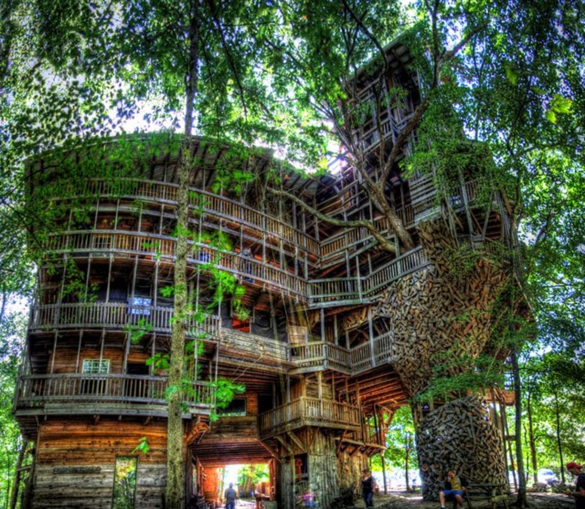 The Minister's Treehouse in Crossville, Tennessee