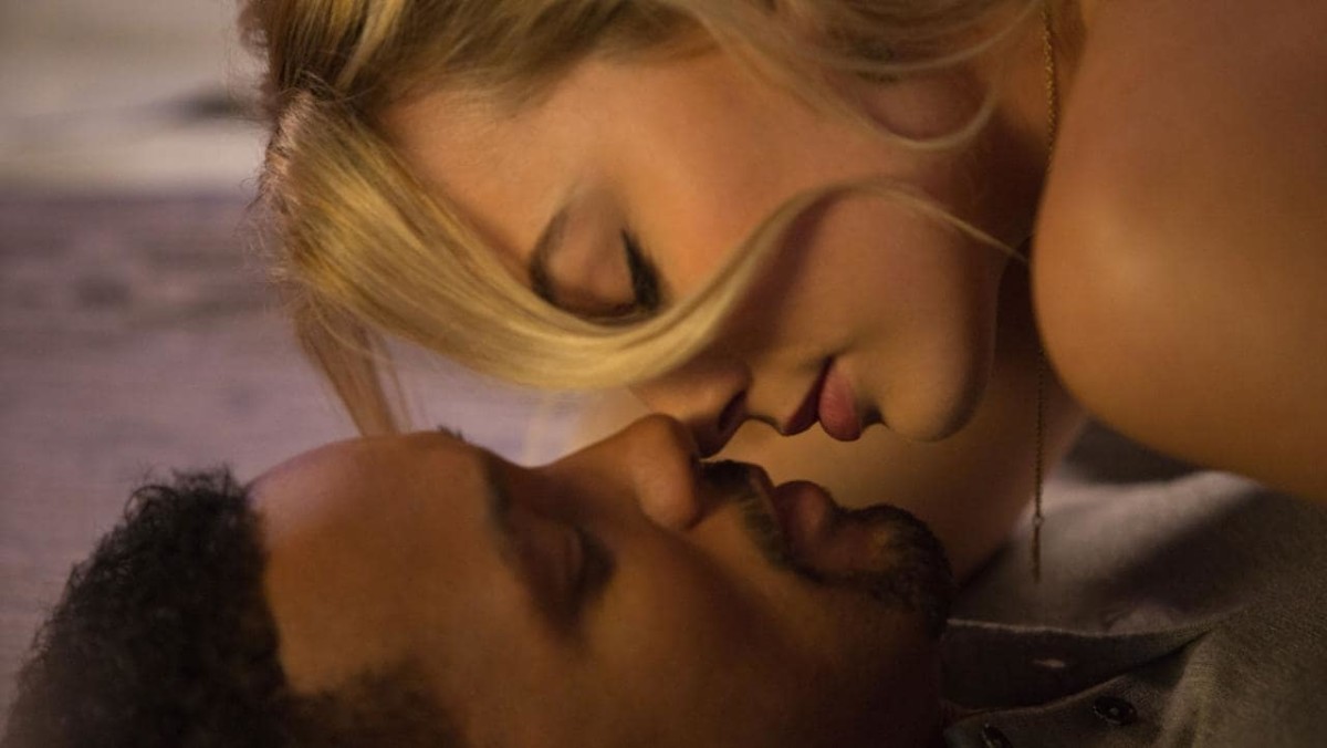 A still image from the film "Focus" (2015) starring Will Smith and Margot Robbie.