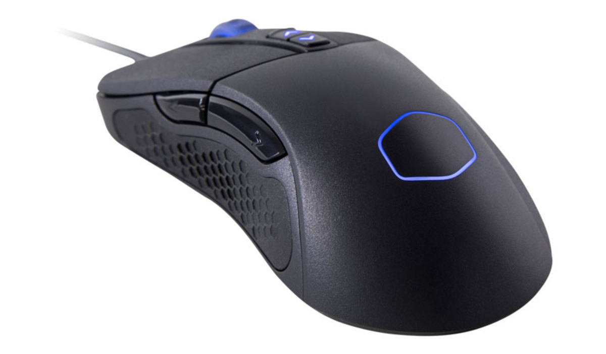 With its elongated shape and rubber grips on the sides, the MasterMouse MM531 was designed with a palm grip gamer in mind.