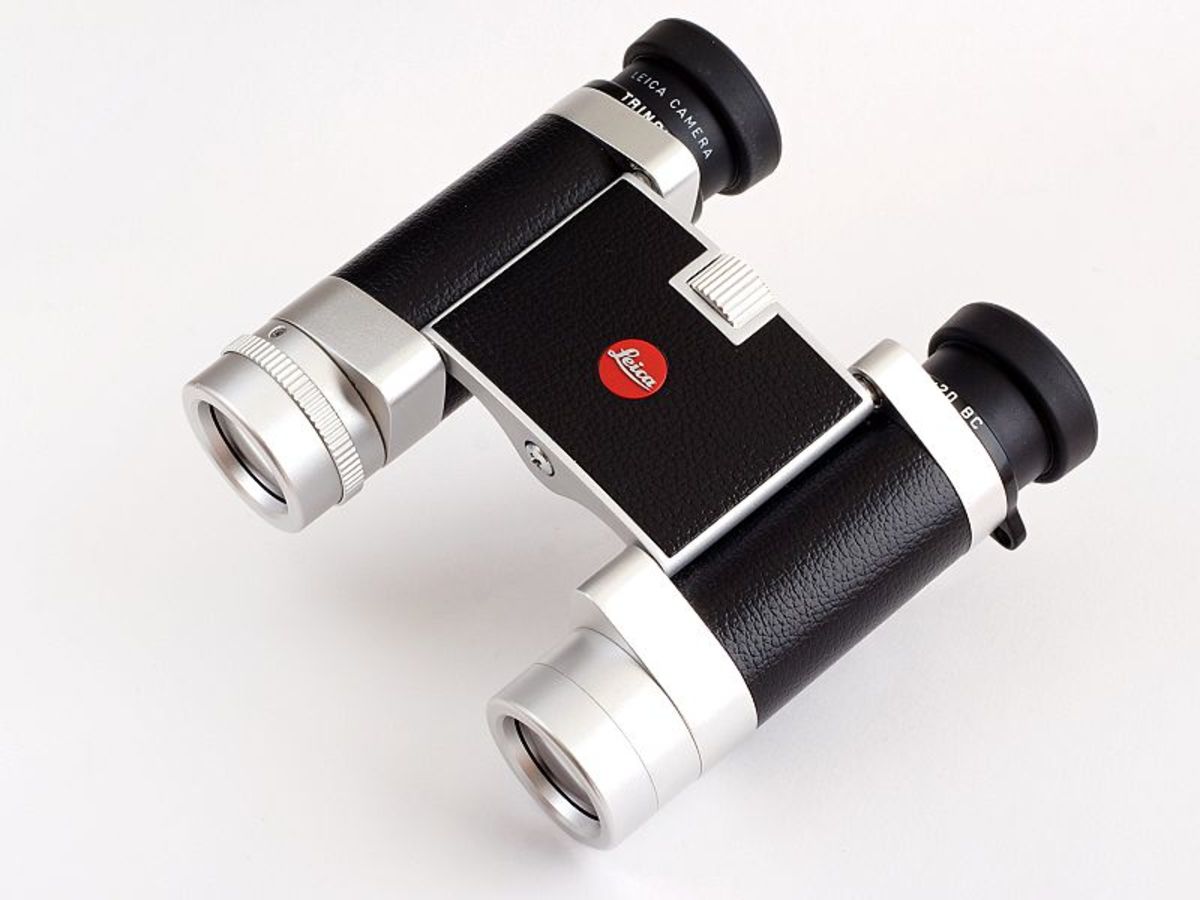 A photograph of a typical roof prism binoculars.