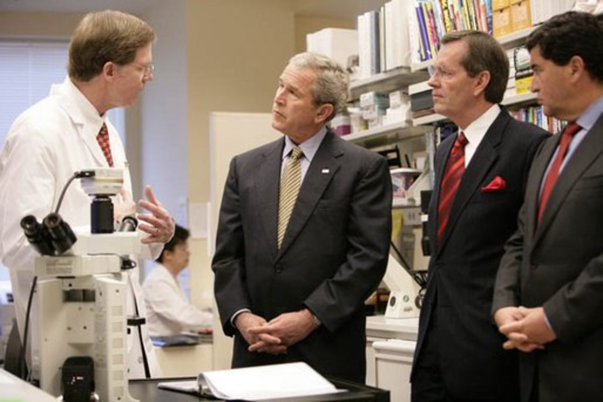 President Bush briefed on VHL, Kidney Cancer, and Genetic Discrimination at NIH in 2002. Shortly after this meeting funding was reduced.