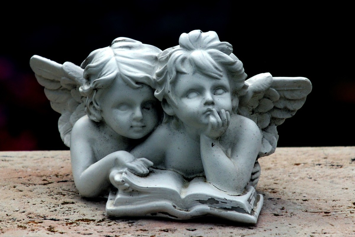 Статуя двух ангелов
