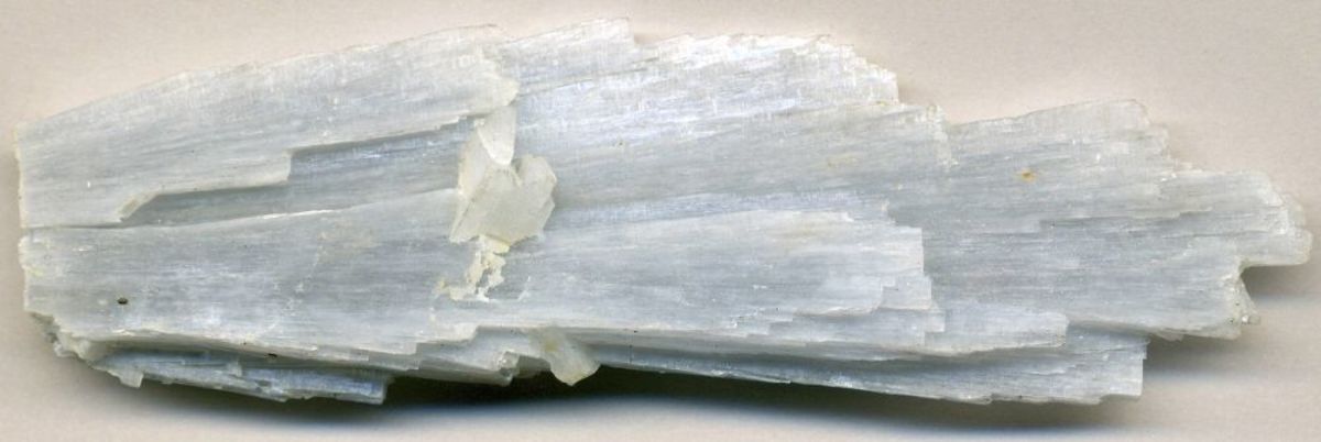 Anhydrite is associated with the throat, third eye and crown chakras.