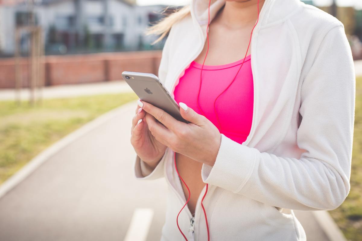 5 Reasons to Walk Without Headphones CalorieBee