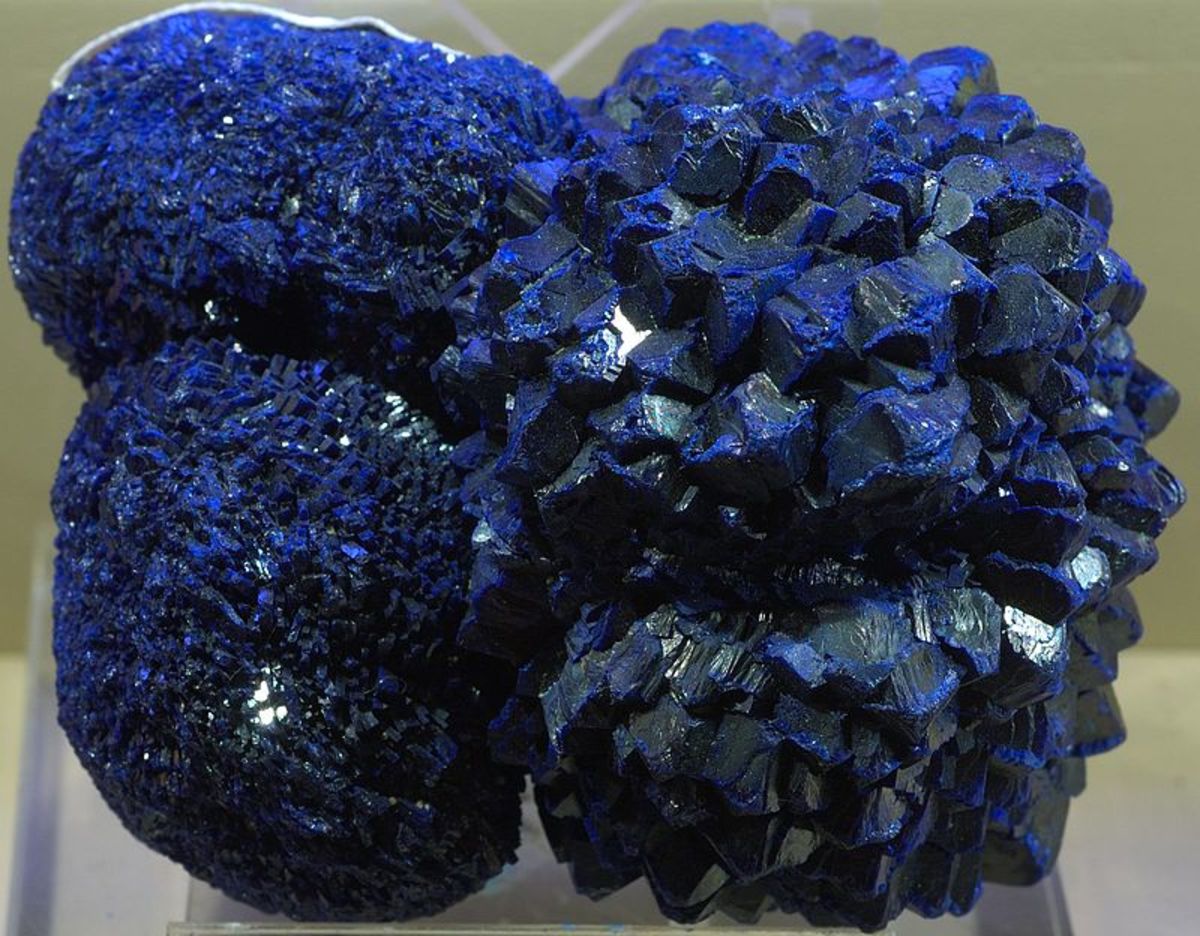 This powerful crystal, azurite, promotes the flow of energy, oxygen and blood in the body.