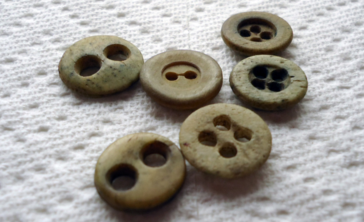 7 Antique vintage plastic buttons green 18mm 6mm thick RARE