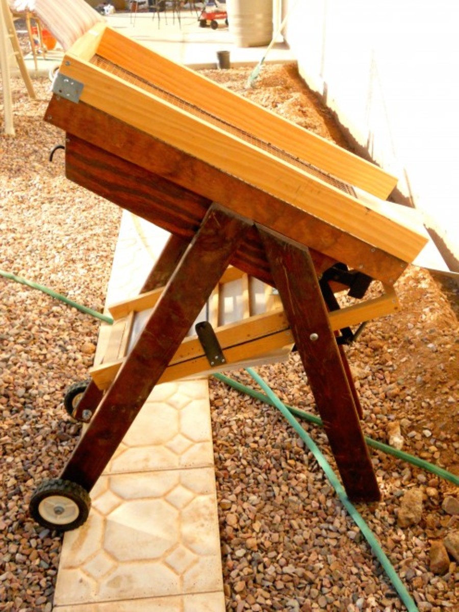 Opposite side of the pulley and crank. Notice the little black rod top left. That is what controls the trap which adjusts the amount of material from the hopper that is allowed to drop down. In the photo it is closed.