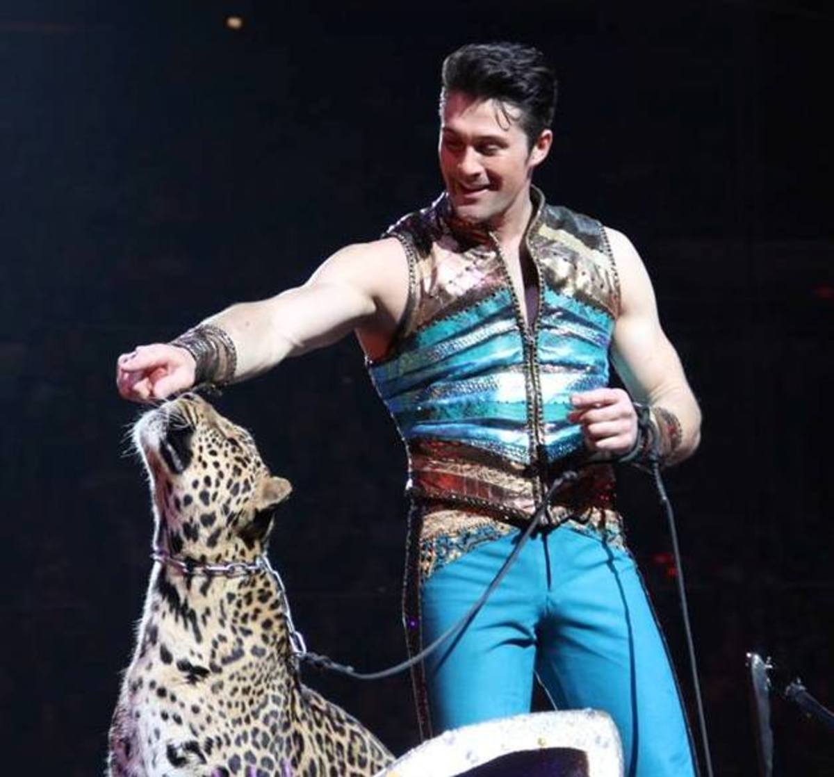 Alexander Lacey and leopard, Mogli. Ringling Bros. and Barnum & Bailey presents Legends (2014-2016)