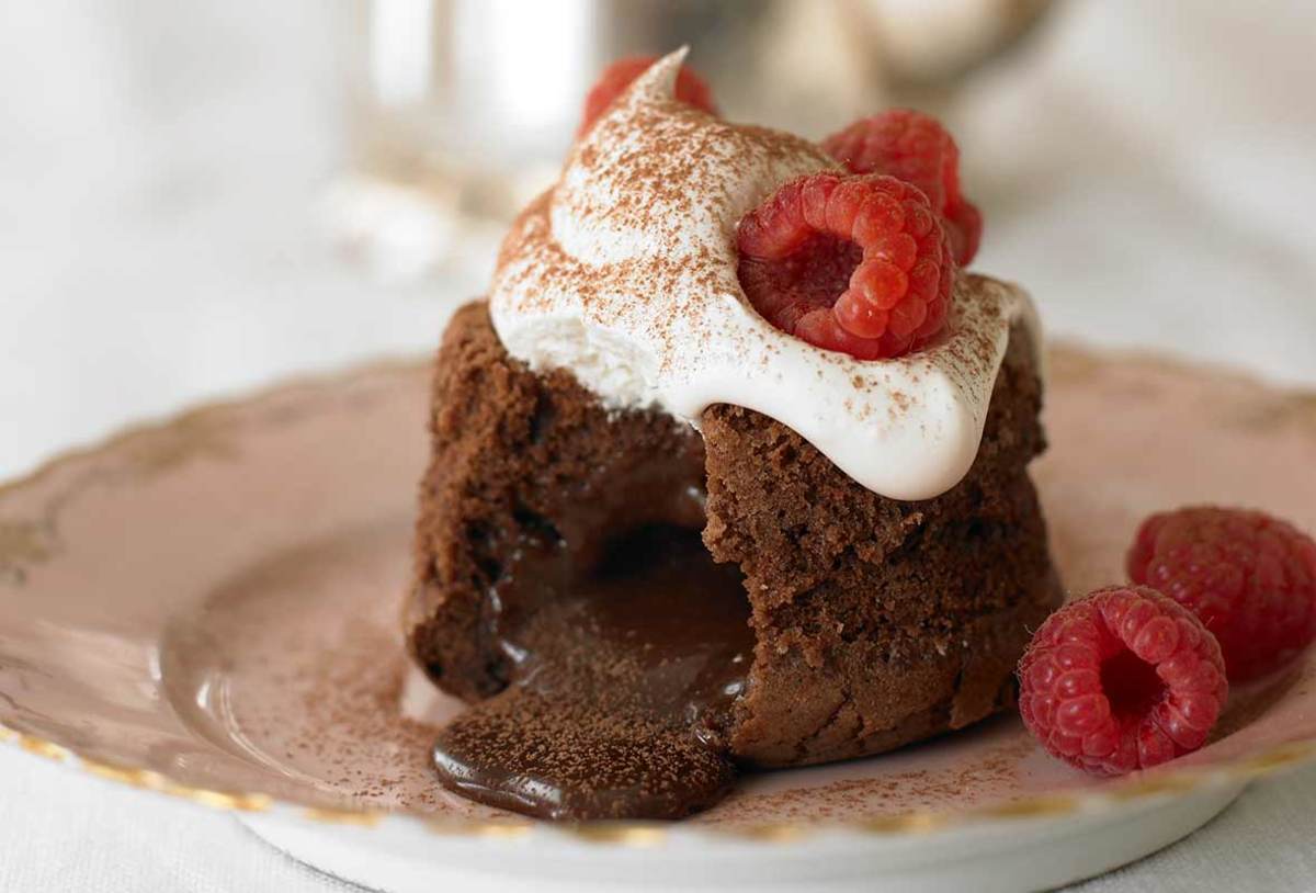 In 1991, molten chocolate cake was a popular American dessert.