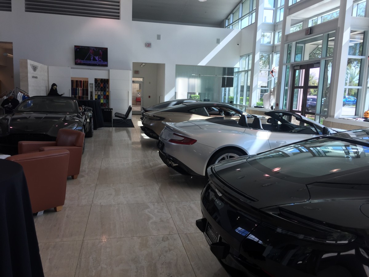 我的办公室在坦帕湾的Dimmitt Aston Martin的新车画廊