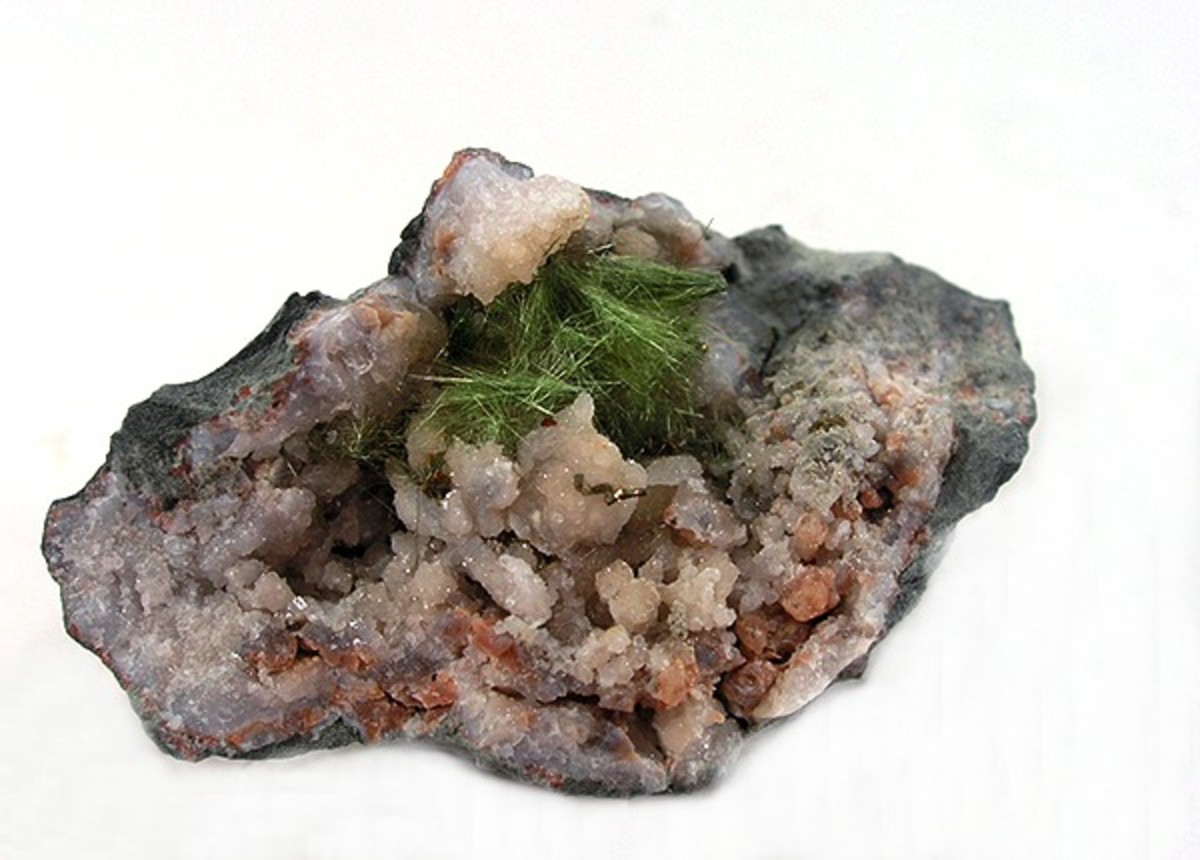 Honessite with pyrite in quartz geode