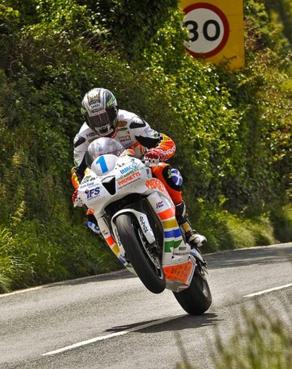 The World S Deadliest Motorcycle Race On The Isle Of Man Howtheyplay Sports