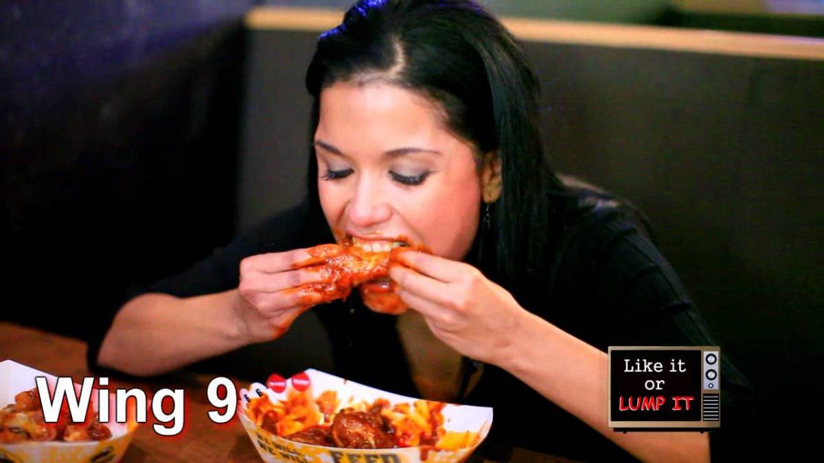 Males are not the only ones who love hotwings,but ladies as well.