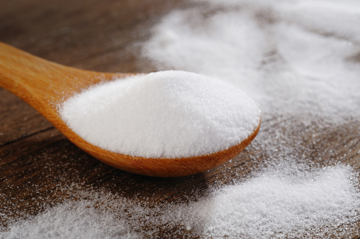 A water and baking soda mixture can be applied to acne scars as a paste.
